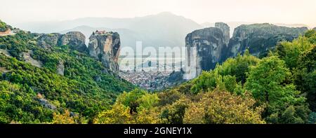 Vista panoramica dei famosi monasteri ortodossi orientali elencati come sito Patrimonio Mondiale dell'Umanita', costruiti sulla cima di colonne di roccia. Bella scena primaverile di Kalabak Foto Stock