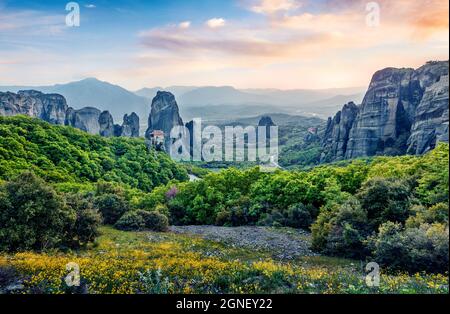 Vista fantastica dei famosi monasteri ortodossi orientali elencati come sito Patrimonio Mondiale dell'Umanita', costruiti su colonne di roccia. Bellissimo tramonto primaverile di Kalaba Foto Stock