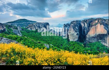 Vista spettacolare dei famosi monasteri ortodossi orientali elencati come sito Patrimonio Mondiale dell'Umanita', costruiti su colonne di roccia. Incredibile tramonto primaverile di Kalaba Foto Stock