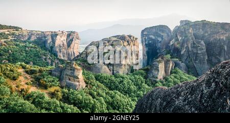 Vista panoramica dei famosi monasteri ortodossi orientali elencati come sito Patrimonio Mondiale dell'Umanita', costruiti sulla cima di colonne di roccia. Bella scena primaverile di Kalabak Foto Stock