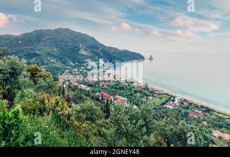 Vista aerea della primavera del villaggio turistico Agios Gordios, comune di Achilleio. Fantastica vista del mare di Ionio al mattino. Grande paesaggio di Corfù Foto Stock