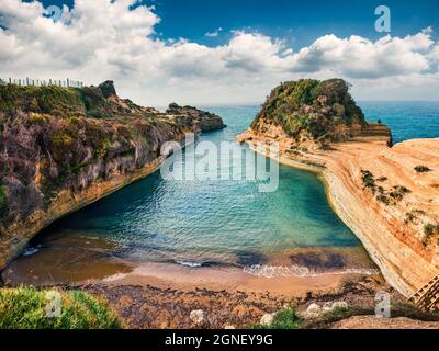 Colorata vista primaverile della famosa spiaggia del canale dell'Amore (Canal d'Amour). Luminoso mare del mattino del Mar Ionio. Incredibile scena all'aperto dell'isola di Corfù, Gr Foto Stock