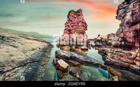 Incredibile alba primaverile di Kanoni Beach. Coloratissimo paesaggio marino mattutino del Mar Ionio. Grande scena all'aperto del villaggio e resort di Kassiopi, l'isola di Corfù Foto Stock