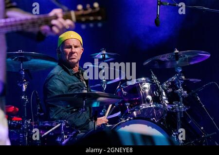 24 settembre 2021: Chad Smith suona con Eddie Vedder a OhanaFest Day1 Doheny state Beach il 24 settembre 2021 a Dana Point, California (Credit Image: © Marissa carter/ZUMA Press Wire) Foto Stock