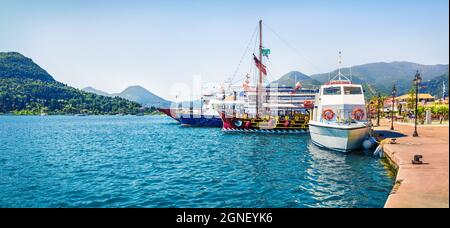 Vista panoramica primaverile di Port Nydri. Coloratissimo paesaggio marino mattutino del Mar Ionio. Scena all'aperto soleggiata dell'isola di Lefkada, Grecia, Europa. Concetto di viaggio Foto Stock