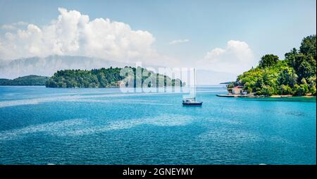 Vista panoramica primaverile di Port Nydri. Coloratissimo paesaggio marino mattutino del Mar Ionio. Incredibile scena all'aperto dell'isola di Lefkada, Grecia, Europa. Viaggi conce Foto Stock