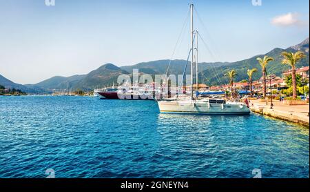 Vista panoramica primaverile di Port Nydri. Coloratissimo paesaggio marino mattutino del Mar Ionio. Scena all'aperto soleggiata dell'isola di Lefkada, Grecia, Europa. Concetto di viaggio Foto Stock