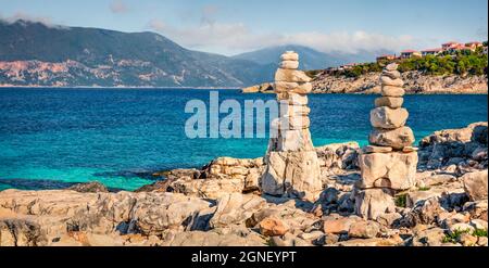 Calda giornata di primavera sulla spiaggia di Emblisi. Vista panoramica dell'isola di Kefalovia, Grecia, Europa. Soleggiato mare morniung del Mar Ionio. Concetto di viaggio bac Foto Stock