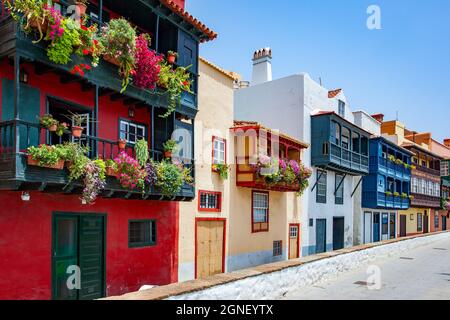 Strada con case tipiche locali a Santa Cruz de la Palma città, Isole Canarie, Spagna Foto Stock