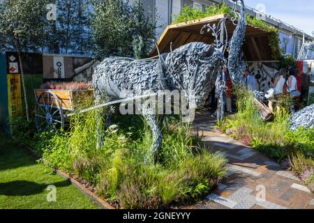 Scultura animale in metallo a cavallo e carretto di ArtFe Blacksmith keV Paxton al RHS Chelsea Flower Show, Londra SW3 nel settembre 2021 Foto Stock