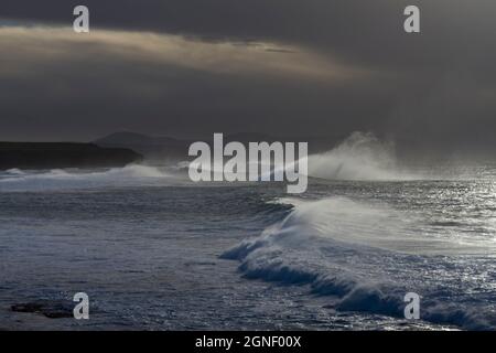 Onde e spruzzi di mare, Marwick costa. Isola di Orkney Foto Stock