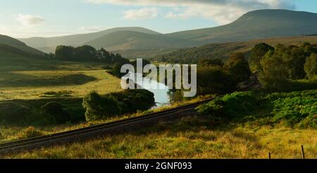 Fiume Helmsdale e linea ferroviaria attraverso Strath Ullie, Sutherland, Scozia Foto Stock