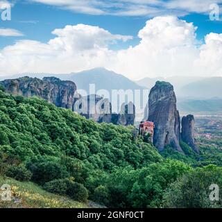 Vista affascinante dei famosi monasteri ortodossi orientali elencati come sito patrimonio dell'umanità, costruiti su colonne di roccia. Incredibile scena primaverile di Kalabak Foto Stock