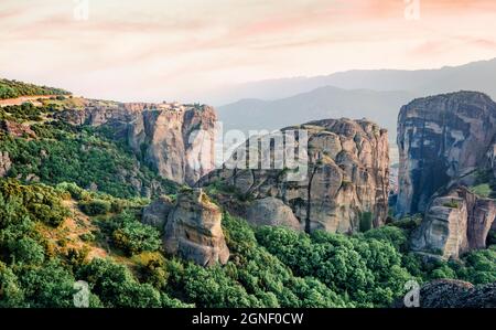 Splendida vista sui famosi monasteri ortodossi orientali elencati come sito patrimonio dell'umanità, costruiti su colonne di roccia. Bella scena primaverile di Kalabaka Foto Stock