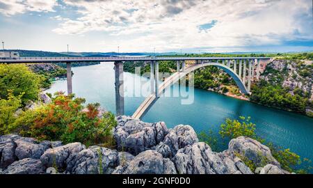 Pittoresca vista mattutina del Ponte di Sibenik. Bella scena estiva del Parco Nazionale di Krka, località Skradin città, Croazia, Europa. Bellissimo mondo di Medite Foto Stock