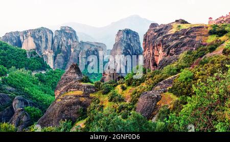 Luminosa vista mattutina dei famosi monasteri ortodossi orientali elencati come sito Patrimonio Mondiale dell'Umanita', costruiti sulla cima di colonne di roccia. Pittoresca scena primaverile di Foto Stock