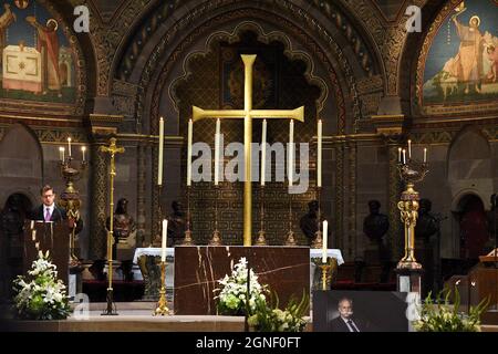 Strasburgo, Francia. 25 Settembre 2021. Omaggio a Bernard Stalter, presso la Cattedrale Notre Dame de Strasbourg. Luc Ravel, Vescovo di Strasburgo, in memoria di Bernard Stalter, celebra una messa. Questo personaggio alsaziano con molteplici funzioni regionali e nazionali, presidente della Chambre des Métiers d'Alsace (CMA) e della Chambre des Métiers Francia, è morto di 19 covid il 13 aprile 2020. La sua morte ha spostato l'intera classe politica e la popolazione. Alla presenza della sua famiglia e di tutta la classe politica, Brigitte Klinkert, Jean Rottner, Jeanne Barseghian, Jean Luc Hoffmann, Fabienne KE Foto Stock