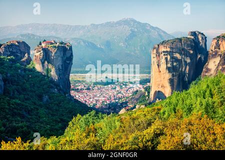 Vista colorata dei famosi monasteri ortodossi orientali elencati come sito Patrimonio Mondiale dell'Umanita', costruiti sulla cima di colonne di roccia. Splendida scena primaverile di Kalabaka Foto Stock