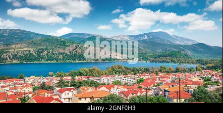 Splendido paesaggio urbano mattutino della città di Argostolion, ex comune sull'isola di Cefalonia, Isole IONIE, Grecia. Bella stagione primaverile di i Foto Stock