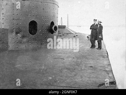 Fotografia d'epoca circa 1862 Union Navy ferro rivestito USS Monitor sul fiume James, Virginia durante la guerra civile americana mostrando il ponte e la torretta di pistola e la museruola di uno dei Dahlgren pistole che era dotato di Foto Stock