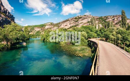 Soleggiata vista estiva del villaggio di Roski Slap. Splendida scena mattutina del Parco Nazionale di Krka, Croazia, Europa. Bel mondo dei paesi mediterranei. T Foto Stock