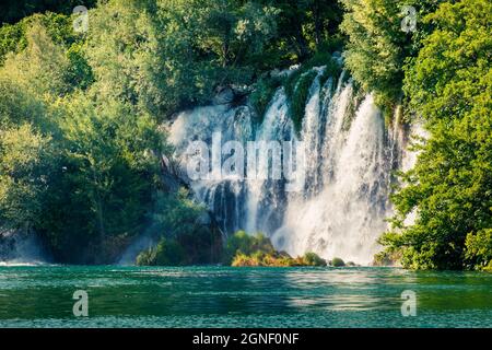 Emozionante vista estiva delle cascate di Krka. Scena mattutina di sole del Parco Nazionale di Krka, località di Roski Slap, Croazia, Europa. Bellissimo mondo di Mediterra Foto Stock