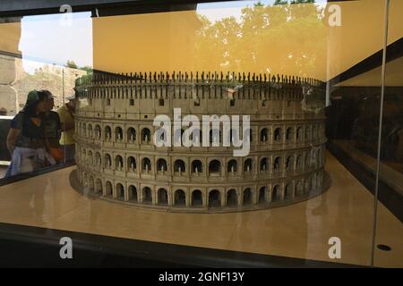 R, ITALIA - 01 settembre 2019: Il modello in miniatura del colosseo al piano superiore del museo Foto Stock