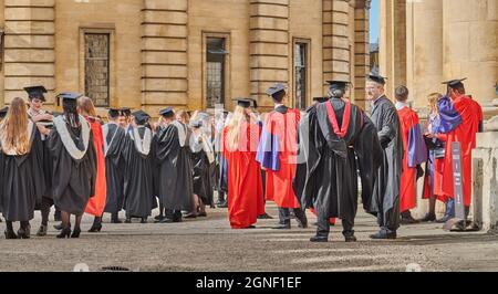 Gli studenti laureati e post-laureati dell'università di Oxford, Inghilterra, si mescolano nel cortile all'esterno del teatro Sheldonian dopo il loro grado ce Foto Stock