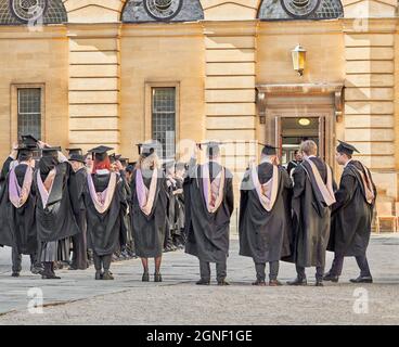 Gli studenti laureati dell'università di Oxford, Inghilterra, si allineano nel cortile all'esterno del teatro Sheldonian dopo la loro cerimonia di laurea il 24 settembre Foto Stock