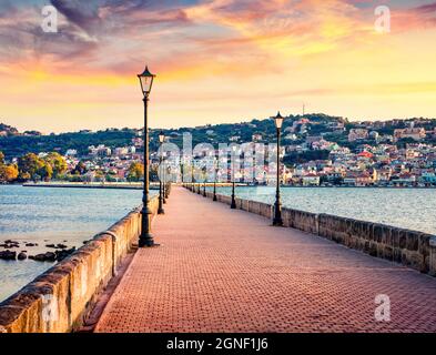 Incredibile paesaggio urbano serale della città di Argostolion, ex comune sull'isola di Cefalonia, Isole IONIE, Grecia. Splendida stagione primaverile di Foto Stock