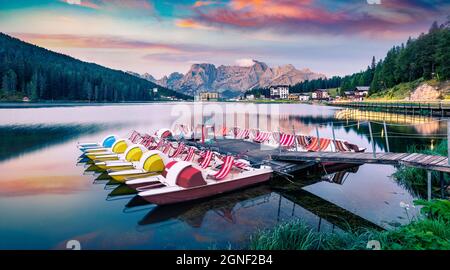 L'alba estiva mozzafiato sul lago Misurina. Fantastica scena mattutina del Parco Nazionale tre Cime di Lavaredo, località Auronzo, località Misurina, Dolomiti Foto Stock
