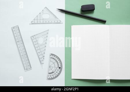 visualizzazione elevata strumentazione geometrica per notebook matita gomma sfondo doppio colorato. Alta qualità e risoluzione bellissimo concetto di foto Foto Stock