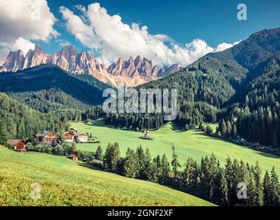 Splendida vista mattutina del villaggio di Santa Maddalena. Scena estiva soleggiata della Valle di Funes (Villnob) con le montagne del Gruppo Odle sullo sfondo, Dolomiti Alpi, B Foto Stock