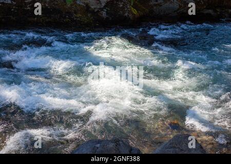 Un fiume di montagna a flusso rapido e ampio. Foto Stock