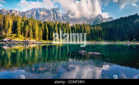 Bella vista estiva del lago Carezza (Karersee). Incredibile scena mattutina delle Alpi Dolomiti, provincia di Bolzano, Alto Adige, Italia, Europa. Bellezza di Foto Stock