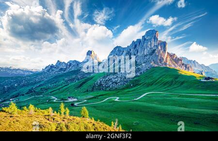 Bella vista mattutina della vetta Ra Gusela, Averau - gruppo Nuvolau dal Passo di Giau. Affascinante alba estiva nelle Dolomiti, Cortina d'Ampezzo l Foto Stock