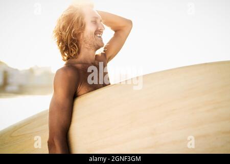 Giovani surfisti divertirsi godendo di una giornata di surf al tramonto - concetto di persone Extreme sport lifestyle Foto Stock