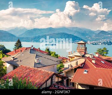 Paesaggio cittadino di Stresa al mattino. Colorata vista estiva del lago maggiore con il monte Mottarone sullo sfondo, Italia, Europa. Foto Stock