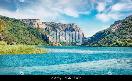 Soleggiata vista estiva del lago Visovacko. Emozionante scena mattutina del Parco Nazionale di Krka, località di Roski Slap, Croazia, Europa. Bellissimo mondo di Mediterran Foto Stock