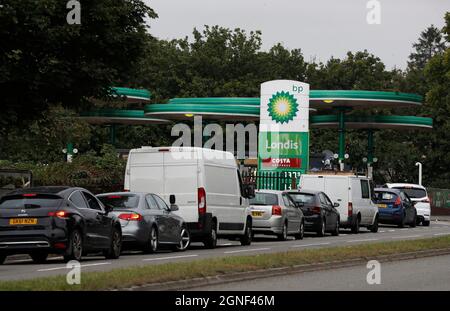 Birstall, Leicestershire, Regno Unito. 25 settembre 2021. I conducenti si accodano per il carburante presso una stazione di servizio BP (British Petroleum). Il governo ha esortato le persone a continuare ad acquistare benzina come di consueto, nonostante i problemi di approvvigionamento che hanno chiuso alcune stazioni. Credit Darren Staples/Alamy Live News. Foto Stock