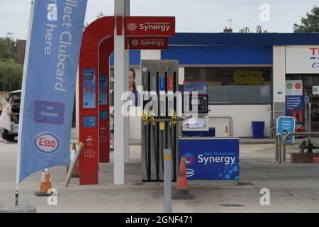 Chadwell St Mary Essex, Regno Unito. 25 Settembre 2021. Il distributore di benzina esso Tesco Express a Chadwell St Mary Essex funziona completamente a secco di tutto il combustibile all'inizio di sabato mattina come l'acquisto di panico continua attraverso il Regno Unito accreditamento: MARTIN DALTON/Alamy Live News Foto Stock