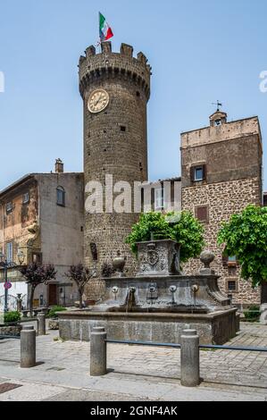 Torre dell'Orologio al cancello, entrando nel centro storico di Bagnaia, in Tuscia Foto Stock