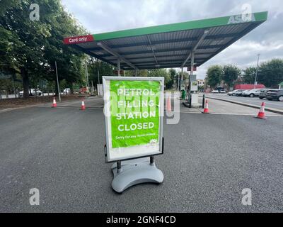 Un distributore di benzina Asda chiuso a Bristol. Data foto: Sabato 25 settembre 2021. Foto Stock