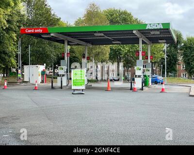 Un distributore di benzina Asda chiuso a Bristol. Data foto: Sabato 25 settembre 2021. Foto Stock