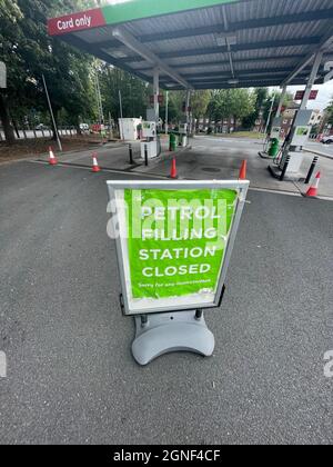 Un distributore di benzina Asda chiuso a Bristol. Data foto: Sabato 25 settembre 2021. Foto Stock