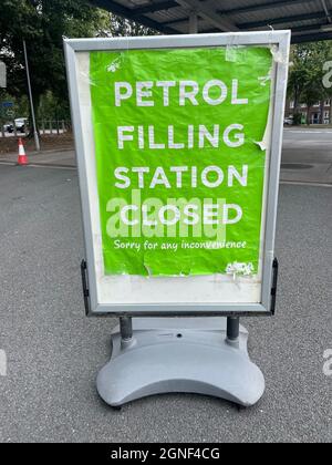 Un distributore di benzina Asda chiuso a Bristol. Data foto: Sabato 25 settembre 2021. Foto Stock