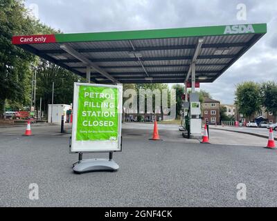 Un distributore di benzina Asda chiuso a Bristol. Data foto: Sabato 25 settembre 2021. Foto Stock