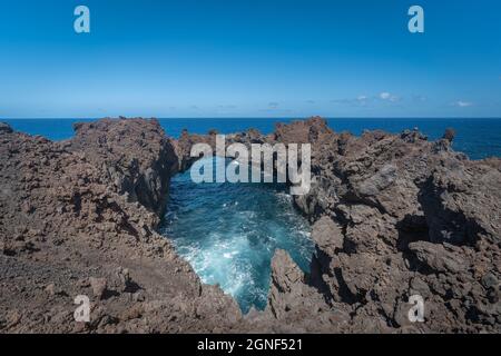 Mare vulcanico. 'Arco de Tosca'. Formazione di rocce a la Dehesa. El Hierro . Isole Canarie Foto Stock