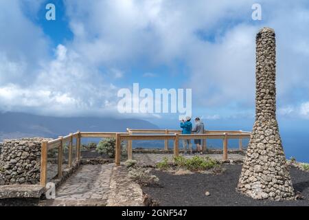 Un paio di turisti che guardano il paesaggio da la Peña Viewpoint. Isole Canarie di El Hierro. Foto Stock