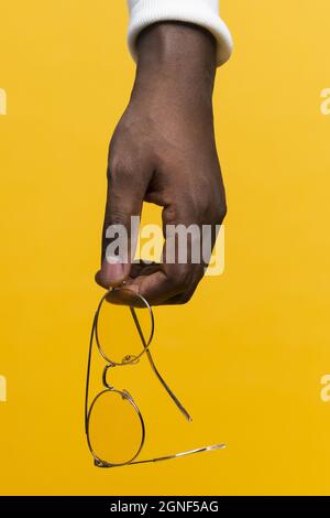 occhiali di tenuta a mano. Alta qualità e risoluzione bellissimo concetto di foto Foto Stock